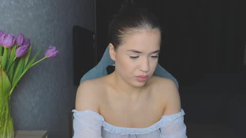 Mia online show from 03-10-25, 05:00