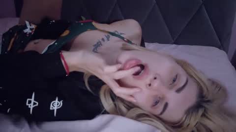 Snapshot of mia_angel chatting on 11-04-25, 04:33 mia_angel online show from 11-04-25, 04:33