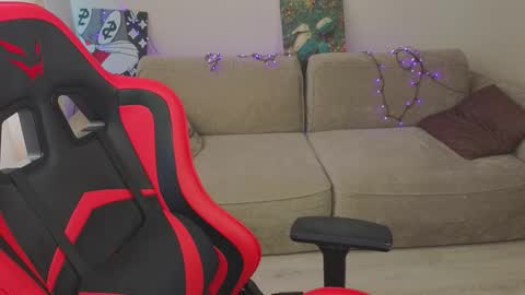 Mia online show from 10-11-25, 07:07