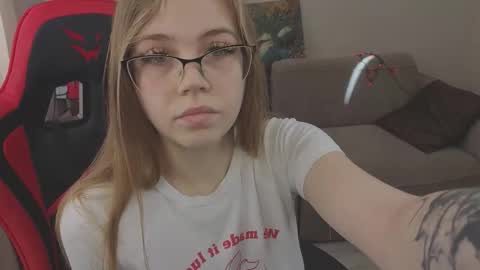 Mia online show from 10-12-25, 07:18