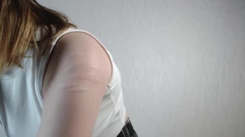 Mia online show from 01-12-26, 03:06