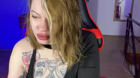 Mia online show from 10-04-25, 11:41