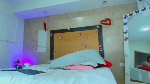 MIALOPEZ      .     Y      .      online show from 04-15-26, 07:58