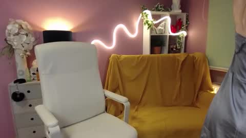 Mia online show from 12-14-24, 08:02