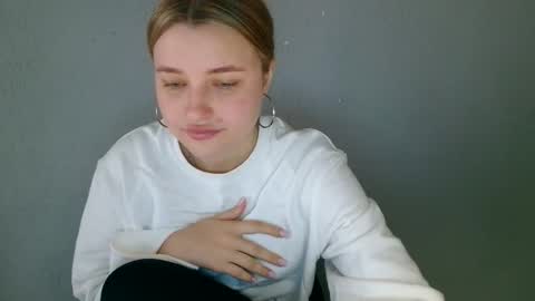 Mia online show from 09-13-25, 10:04