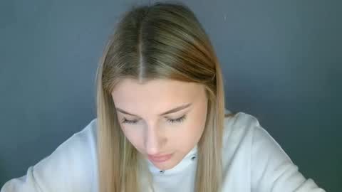 Mia online show from 09-26-25, 07:12