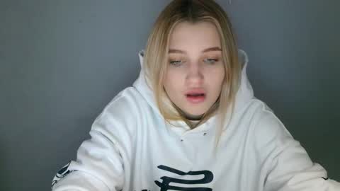 Mia online show from 09-29-25, 11:26