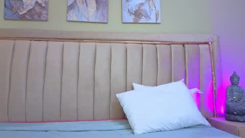 Mia online show from 04-15-26, 12:12