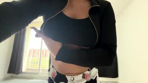 Snapshot of mia_roux13 chatting on 10-06-25, 06:38 Mia Roux online show from 10-06-25, 06:38