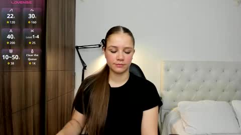 Snapshot of mia_speencer chatting on 11-21-25, 12:04 Mia online show from 11-21-25, 12:04