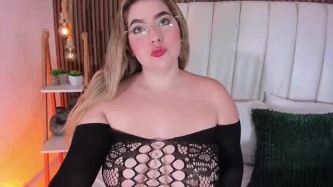 mia vixenn  online show from 01-06-26, 11:07