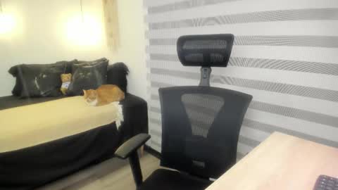 Mia   online show from 10-17-25, 10:12