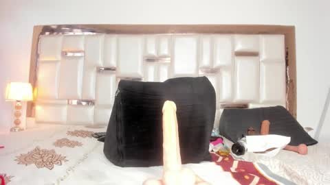 Mia  online show from 01-24-25, 03:34