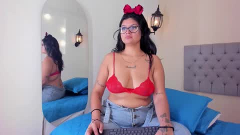 Snapshot of miabloom__ chatting on 11-21-25, 10:58 online show from 11-21-25, 10:58