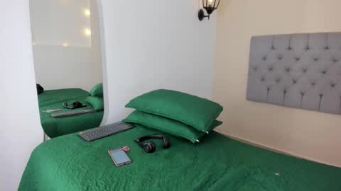 Snapshot of miabloom__ chatting on 11-26-25, 11:11 online show from 11-26-25, 11:11