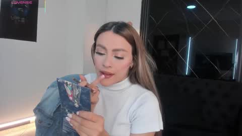 MiaCarper online show from 12-22-25, 09:34