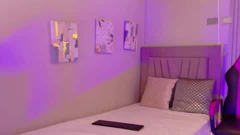 Mia online show from 12-05-25, 12:14