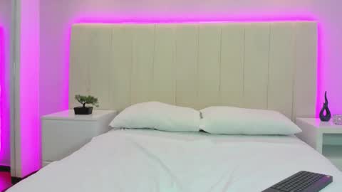 Snapshot of miah_skinny chatting on 10-10-25, 04:00 Mia online show from 10-10-25, 04:00