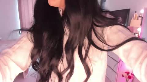 Snapshot of miaknoxxx chatting on 03-10-25, 08:15 Mia online show from 03-10-25, 08:15