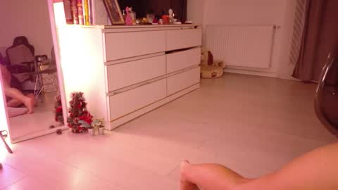 Snapshot of miaknoxxx chatting on 12-21-25, 10:06 Mia online show from 12-21-25, 10:06