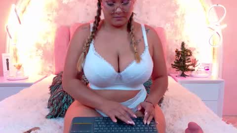 Mia online show from 12-14-25, 04:07