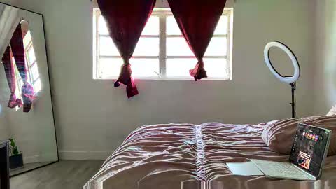 Snapshot of miamiworld chatting on 11-15-25, 03:30 MiamiWorld online show from 11-15-25, 03:30