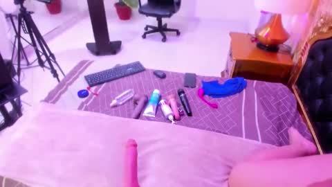 Snapshot of miamoxxy chatting on 10-17-25, 11:46 Mia online show from 10-17-25, 11:46