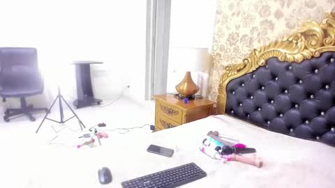 Snapshot of miamoxxy chatting on 10-22-25, 11:54 Mia online show from 10-22-25, 11:54