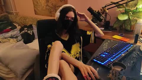 Kristien online show from 10-27-25, 02:32