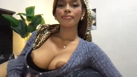 Mia online show from 09-12-25, 05:24
