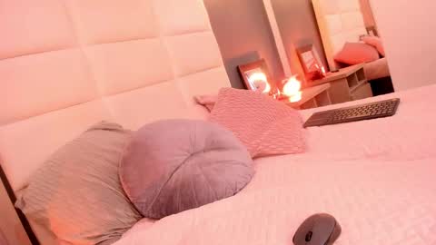 Mia online show from 03-06-25, 09:31