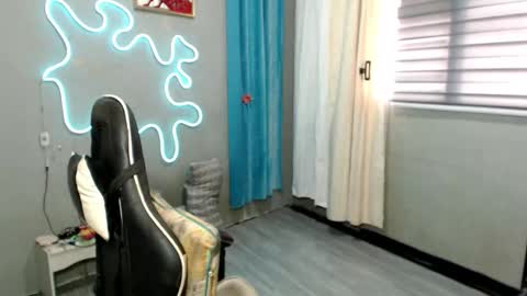 Snapshot of miatrixs chatting on 10-26-25, 08:09 Mia online show from 10-26-25, 08:09