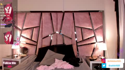 Mia Villalobos online show from 12-17-24, 02:33