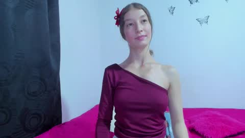 Snapshot of miavolkova_ chatting on 03-06-25, 04:08 Chloe online show from 03-06-25, 04:08