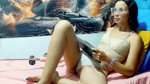 Mia online show from 12-22-25, 04:20