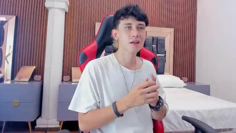 Snapshot of michaeel_blue chatting on 10-17-25, 08:33 Michael online show from 10-17-25, 08:33