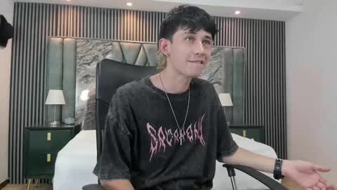 Snapshot of michaeel_blue chatting on 10-30-25, 08:20 Michael online show from 10-30-25, 08:20