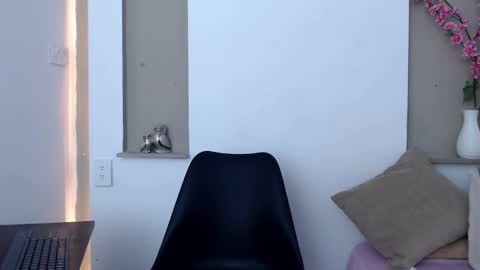 Snapshot of michellee_20 chatting on 11-11-25, 01:22 Michelle online show from 11-11-25, 01:22