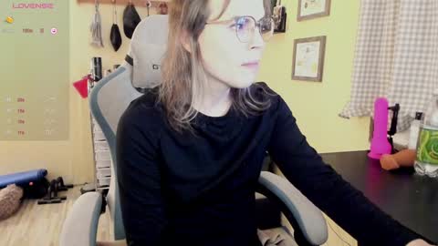 Snapshot of michellereid chatting on 12-15-24, 12:51 MichelleReid online show from 12-15-24, 12:51