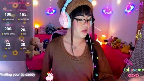 Snapshot of michellevanss22 chatting on 12-18-25, 06:52 online show from 12-18-25, 06:52