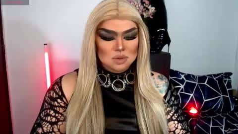 Snapshot of michellevixen921 chatting on 11-12-25, 04:18 Michelle online show from 11-12-25, 04:18