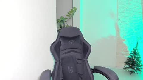 Michellee online show from 12-18-25, 05:08