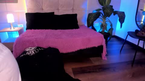 Snapshot of michonne_09 chatting on 12-14-25, 01:00 michonne_09 online show from 12-14-25, 01:00