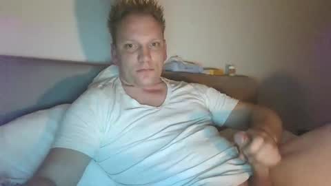 Snapshot of mickkxl chatting on 01-15-25, 08:16 mickkxl online show from 01-15-25, 08:16