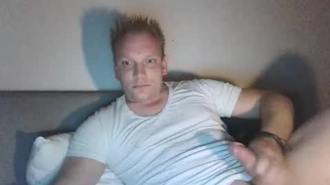 Snapshot of mickkxl chatting on 10-19-25, 10:21 mickkxl online show from 10-19-25, 10:21