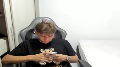 Snapshot of miguel_hz chatting on 10-20-25, 03:29 Miguel Hernandez online show from 10-20-25, 03:29