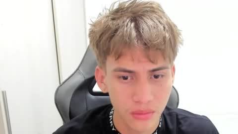 Snapshot of miguel_hz chatting on 10-23-25, 11:31 Miguel Hernandez online show from 10-23-25, 11:31