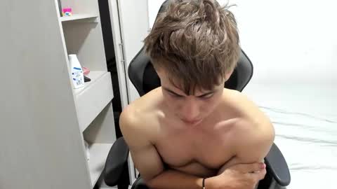 Snapshot of miguel_hz chatting on 10-26-25, 01:28 Miguel Hernandez online show from 10-26-25, 01:28