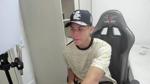 Snapshot of miguel_hz chatting on 11-16-25, 04:18 Miguel Hernandez online show from 11-16-25, 04:18