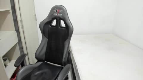 Snapshot of miguel_hz chatting on 11-19-25, 07:14 Miguel Hernandez online show from 11-19-25, 07:14